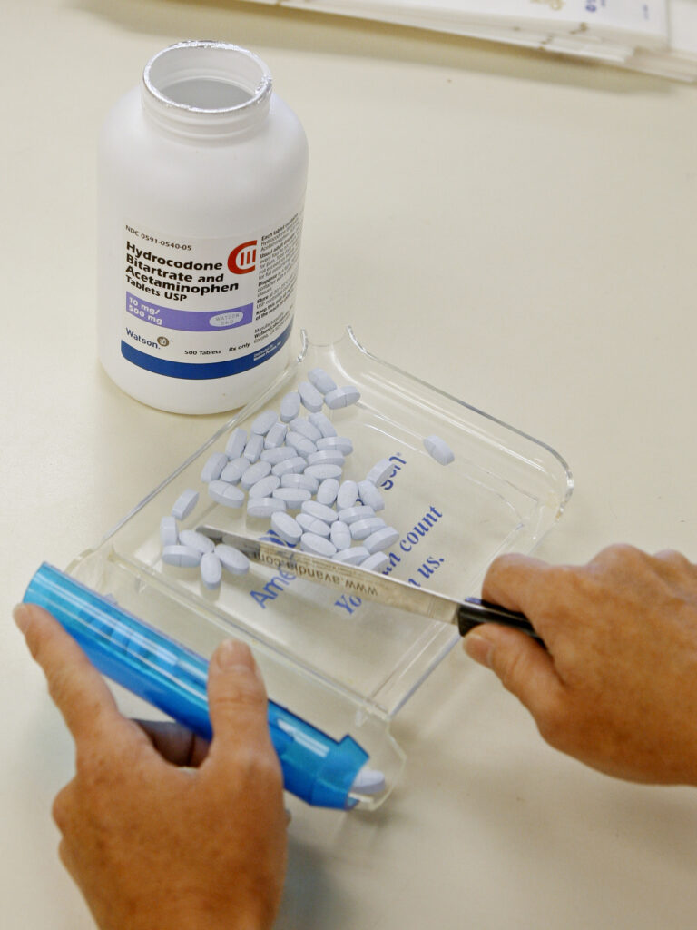 Hidrokodon/Asetaminofen (Norco, Vicodin ve Diğerleri): Kullanımı, Yan Etkileri ve Daha Fazlası